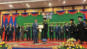 ការចុះឈ្មោះ និងកម្មវិធីអាហារូបករណ៍